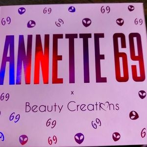 Eyeshadow palette with mirror